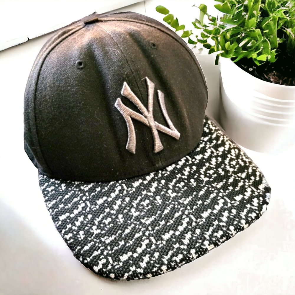 New York Yankees embroidered black baseball hat officially licensed